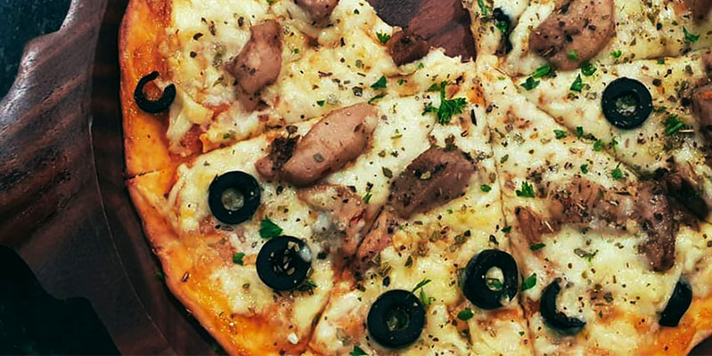 Fleisch oder Fisch kann auch als Pizzabelag verwendet werden