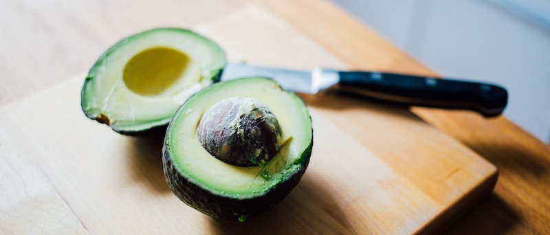 Bei halbierten Avocados sollte der Kern in der Frucht bleiben