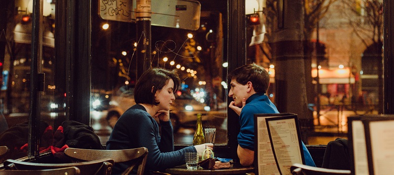 Ein romantisches Abendessen wird häufig für das erste Date empfohlen
