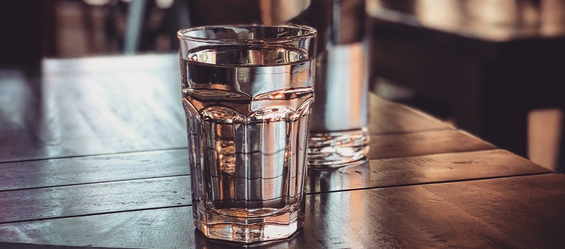 Viel Wasser zu trinken ist wichtig für die Gesundheit: Es steigert die geistige und körperliche Leistungsfähigkeit