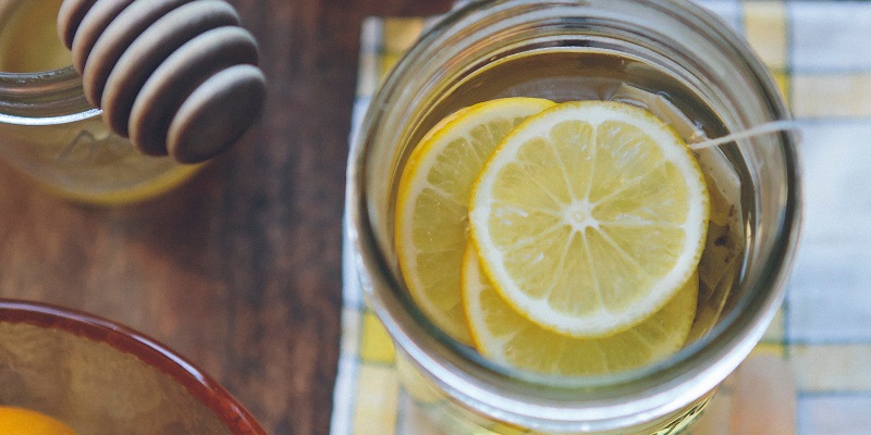 Ausreichend trinken ist durch Wasser mit Geschmack, wie beispielsweise durch eine Zitronenscheibe, zu schaffen