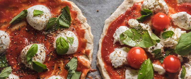 Mozzarella oder Tomaten als Belag auf der Pizza wird häufig empfohlen
