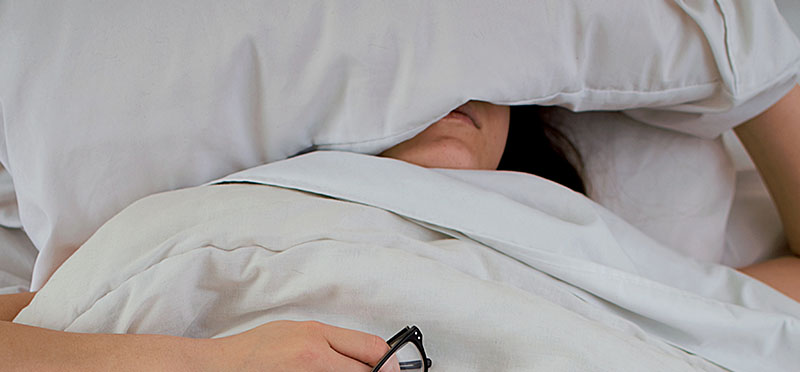 Auf dem Rücken zu schlafen, verstärkt das Schnarchen: Deswegen besser in Seitenlage schlafen