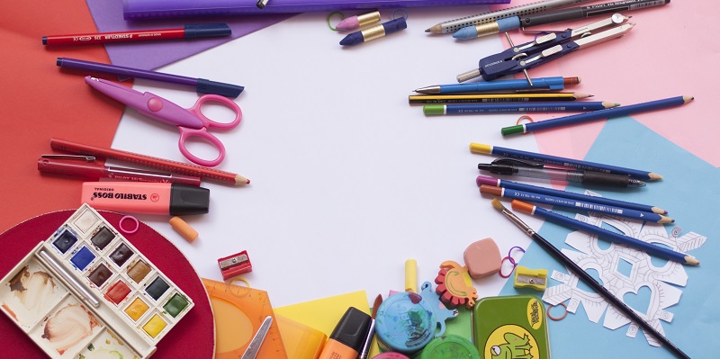 Bunte Stifte oder Radiergummis in der Schultüte kommen bei Schulanfängern gut an