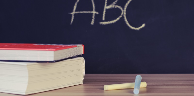 Eine Schultüte für ABC-Schützen kann mit Schulfreundebüchern oder Frühstücksdosen befüllt werden