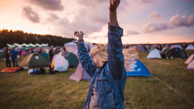 Das perfekte Festival-Outifit sollte cool, aber trotzdem praktisch sein 