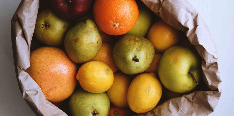 Frei stehendes Obst sollte am besten in Papiertüten aufbewahrt werden, um keine Fruchtfliegen anzulocken
