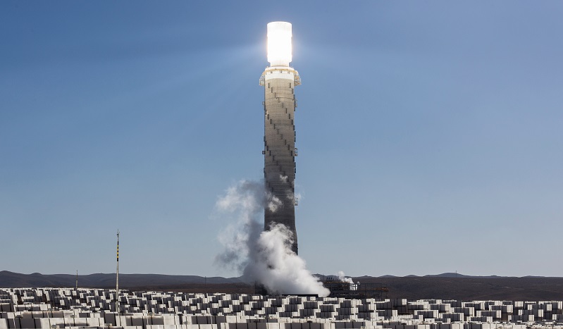 Solarthermische Kraftwerke nutzen die Sonnenenergie, um Dampfturbinen und Generatoren anzutreiben.